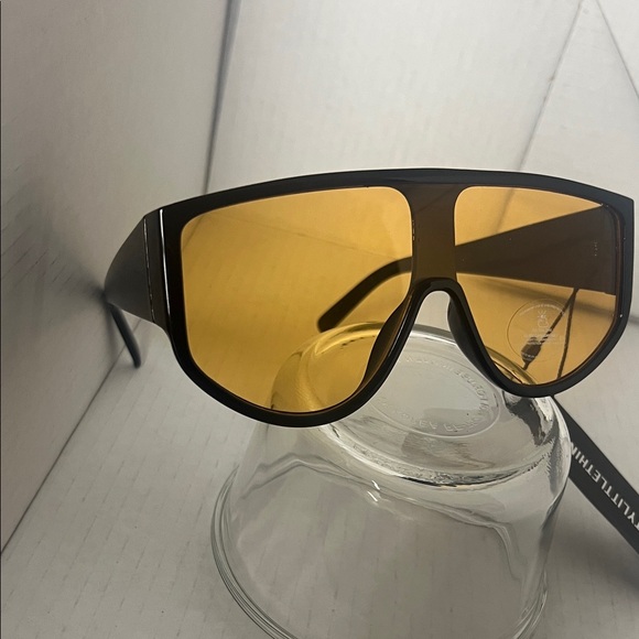 PrettyLittleThing Black Frame Sunglasses with Yellow Lenses - Picture 2 of 5